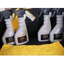 Malette de marque Renault contenant 4 produits de lavage et deux lingettes nettoyantes pour appliquer les produits